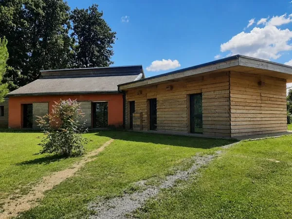 Propriété équestre - Habitation contemporaine, écuries et revenus locatifs