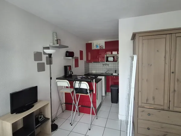 Studio meublé avec balcon - centre de Chamalières