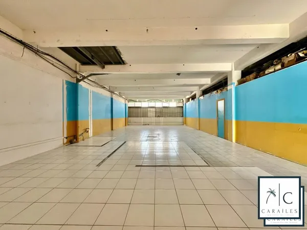 Local commercial de 131 m² bien situé avec accès facile