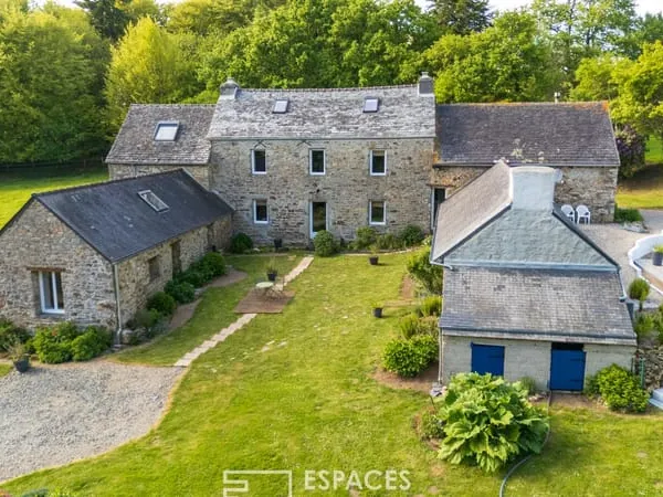 Corps de ferme authentique avec piscine dans son cadre champêtre