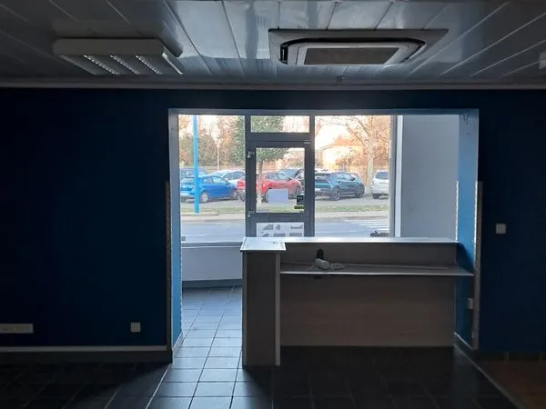 A loué local commercial 75m2 situé a valence d agen