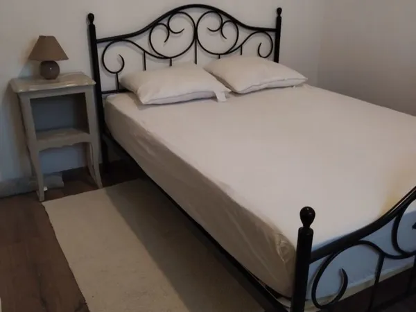chambre meublée dans maison neuve.