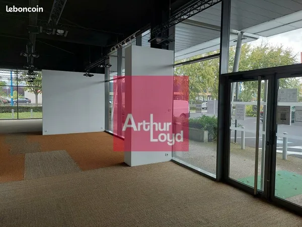 Local commercial 678 m² AUBIERE