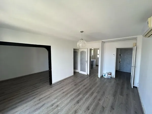 À vendre T4 lumineux au dernier étage, proche centre-ville et commerces
