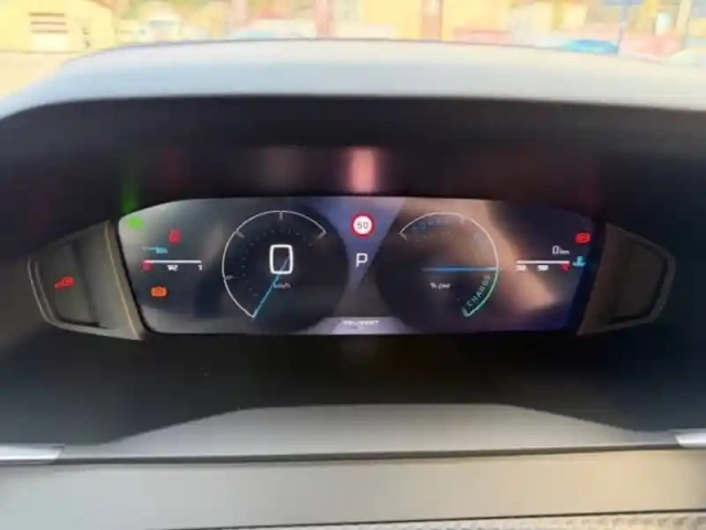 Peugeot 2008 hybrid 145 e-dcs6 — photo 36