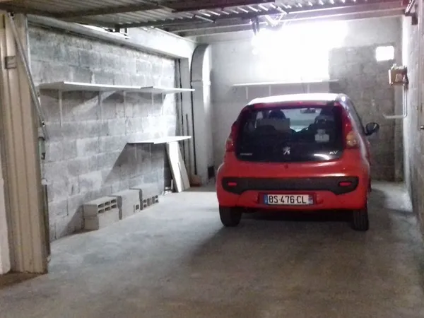 Garage sécurisé 19 m2 porte électrique