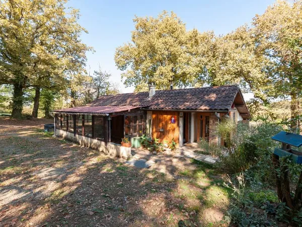 Vielle-Tursan - Une maisonnette singulière au coeur d'un terrain boisé de 4 800 m²
