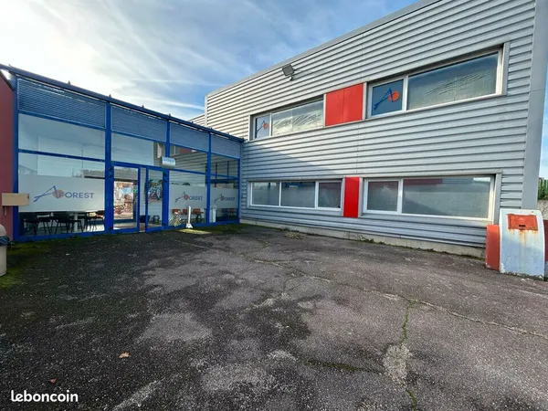 Local bureaux 808 m²