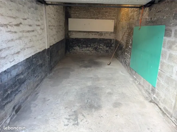 Parking fermé box à louer