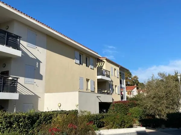 T3 de 55 m2 avec balcon dans résidence recherchée - entre les Camoins et St Menet