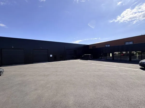 Local d'activité 588 m²