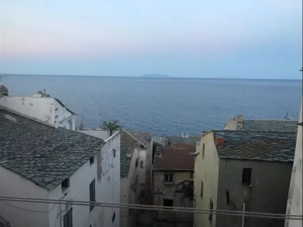 RARE À LA LOCATION... Citadelle de Bastia, Sublime T2 meublé, place Guasco, vue mer