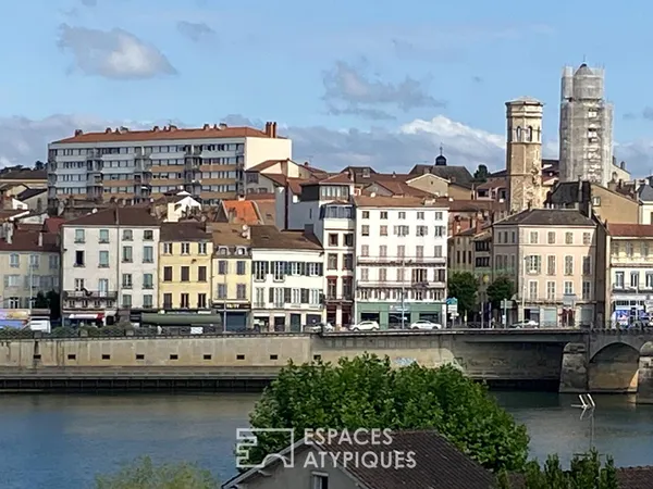 Dernier étage avec terrasse et vue panoramique sur la Saône
