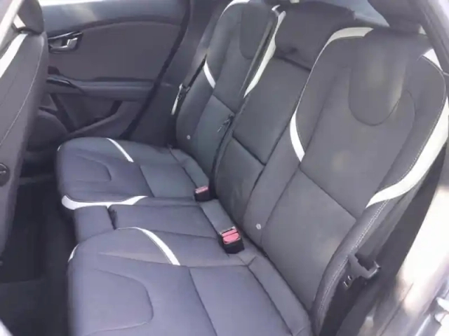 Volvo V40 t2 122ch signature edition geartronic — photo 17