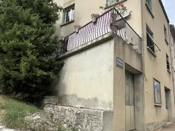 Maison avec 2 appartements et 1 grand garage