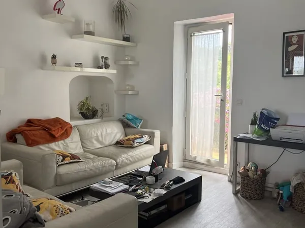 Appartement T6 en haut de villa avec jardin