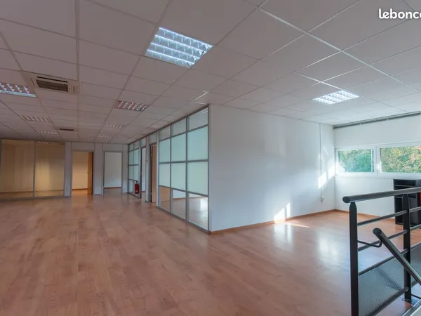 Local d'activité / Bureaux 5 pièces 152 m²