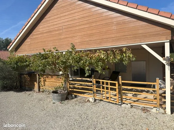 Habitation Légère de type Chalet meublé de 108 m² avec terrasse couverte de 32 m², à deux pas du lac