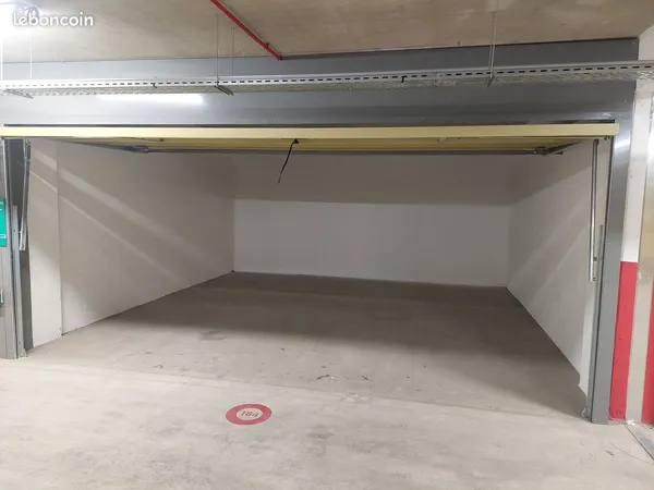 Garage double fermé sécurisé 24.5 m²