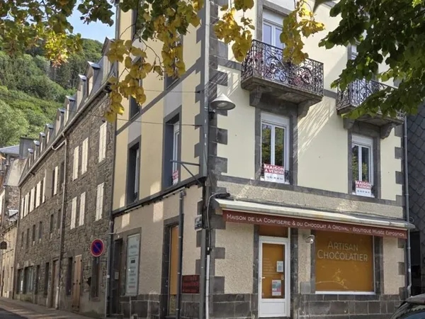 Immeuble de rapport avec 4 appartements et 1 commerce