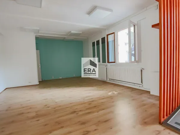 Bureau 1 pièce 102 m²