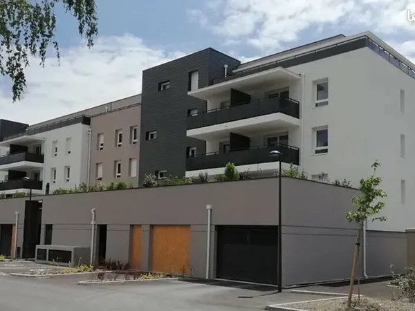 LOCAL COMMERCIAL 663 m² MEYLAN