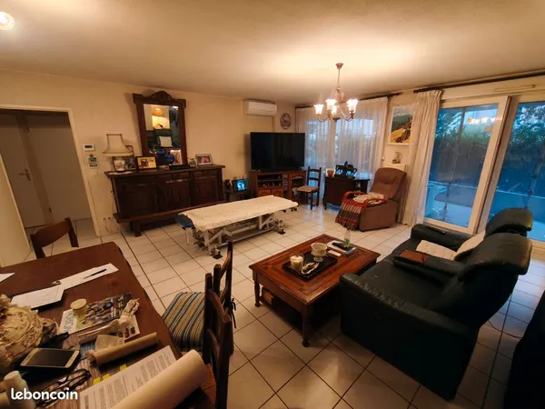 Vend appartement T4 , 97m2 + terrasse de 50m2 avec 3 chambres garage 2 voitures + cave. Avec parking