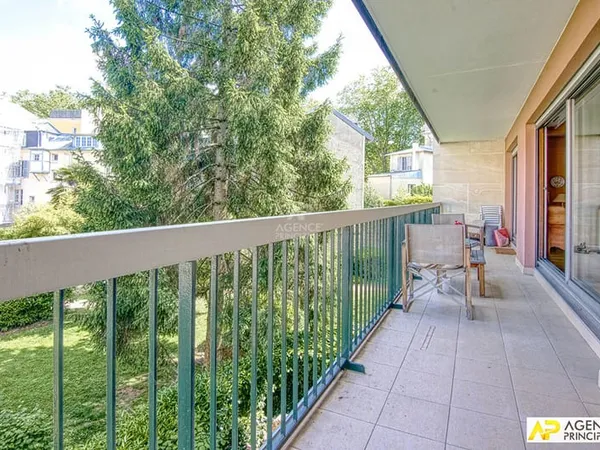 Versailles Notre Dame limite Montreuil Appartement 113 m² carrez situé au 2ème étage avec ascenseur,