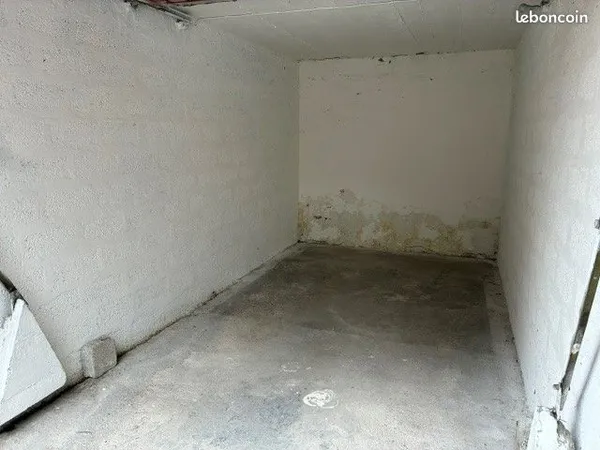 Grand garage exterieur ideal stockage