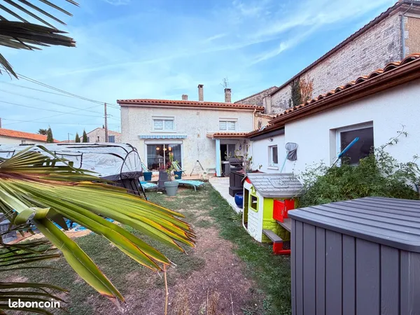 CHAMPNIERS - Maison familiale 123 m² - 3 chambres - Piscine - 212 000 À découvrir sans tarder