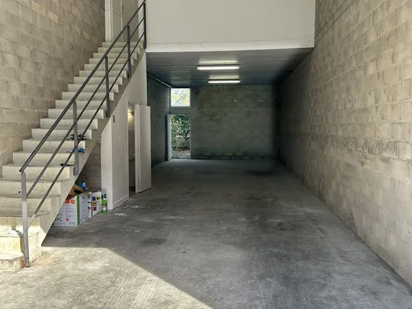 ENTREPÔT À LOUER - 120 m²