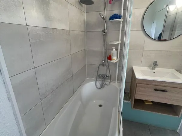 Chambre meublée et lumineuse dans appartement en colocation