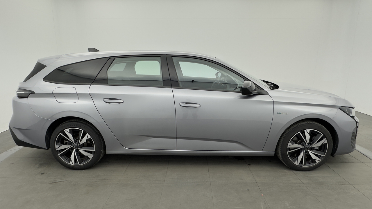 Peugeot 308 SW PHEV 180 e-EAT8 — photo 6