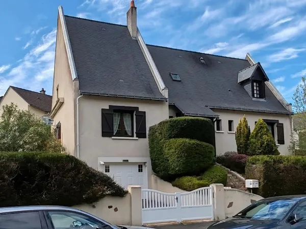 Dans quartier au calme proche des 2 lions, maison bien exposée de 167m² (+ sous-sol de 105m²)