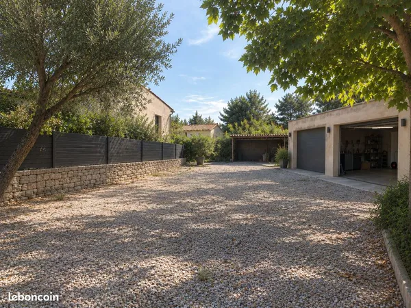 Terrain clôturé 450m² dont garage 42m²