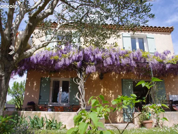 Maison individuelle avec garage et agréable jardin
