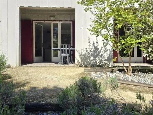 Studio avec terrasse dans résidence avec piscine