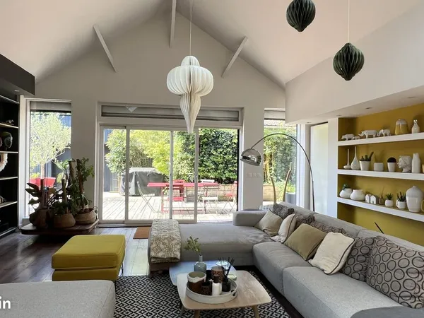 Maison 8 pièces 250 m²