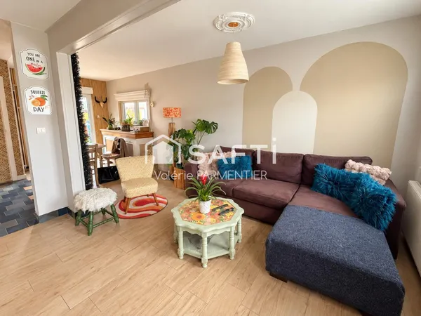 Une maison sans travaux, avec trois chambres et un extérieur abrité, à cinq minutes à pied du marché