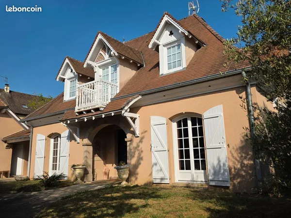 Maison de charme sur terrain arboré