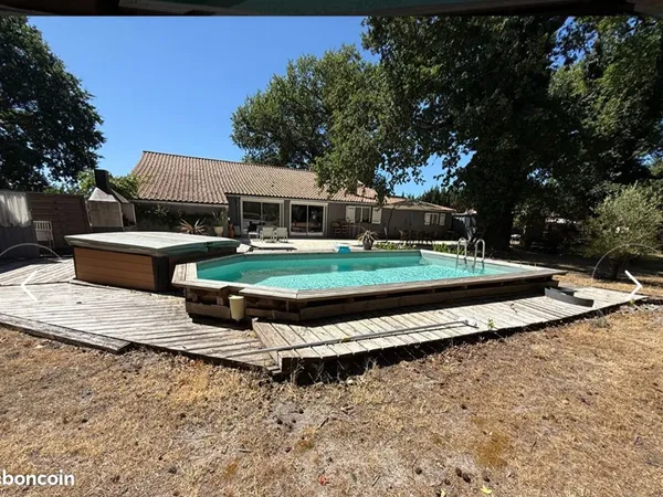 Maison familiale avec grands volumes, piscine et jacuzzi sur terrain arboré
