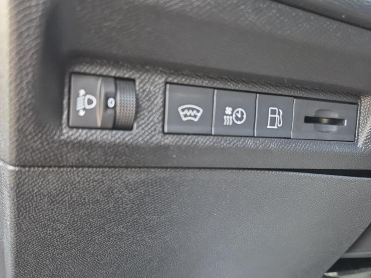 Peugeot 408 phev 225ch allure pack e-eat8 — photo 17