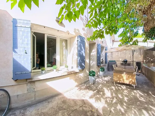 Maison de ville rénovée avec jardin et terrasse