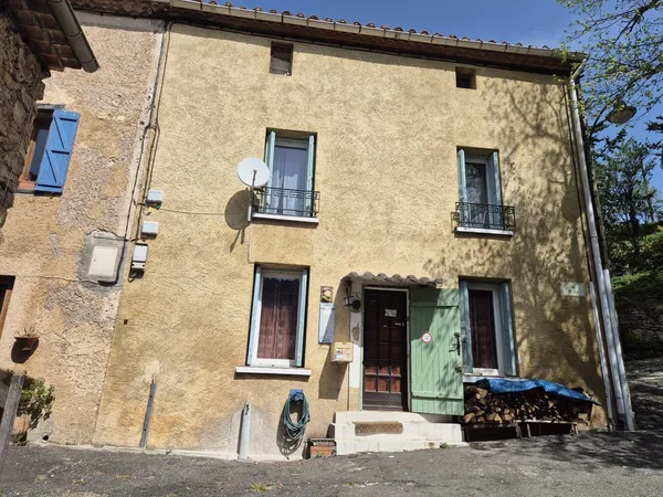 maison de village ancienne rénovée.
