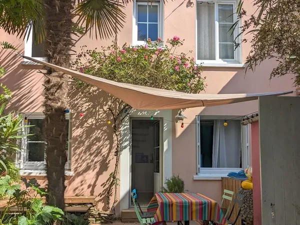 Maison rose 60 m² en fond de jardin, meublée, terrasse plein sud, Talensac