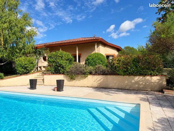 Coteaux : Maison d'architecte édifiée sur un très beau parc arboré