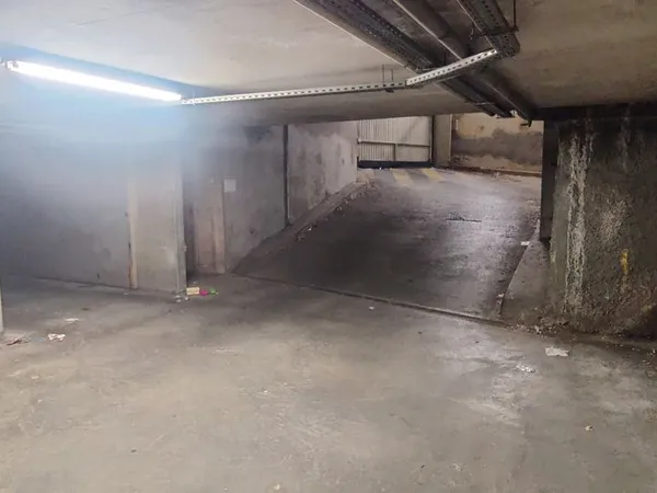 Garage box sécurisé fermé 1 place Caluire Grande rue Saint Clair