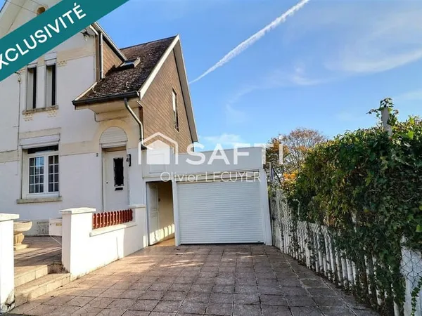 Charmante maison semi-mitoyenne, très bien située, jardin et garage ! A conforter .