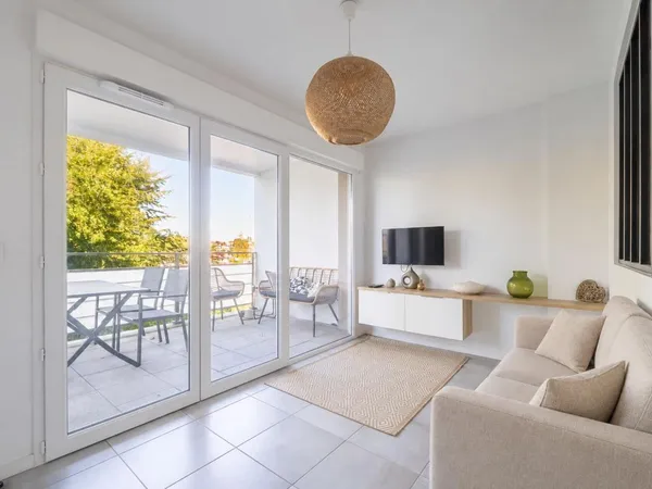 T1 bis meublé avec balcon, parking et cave