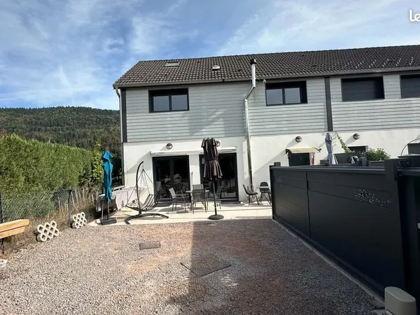 Maison mitoyenne, 3 chambres + extérieur & Carport 2 voitures